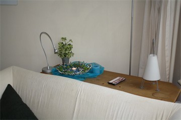 kijktafel achter de bank op een site-table.