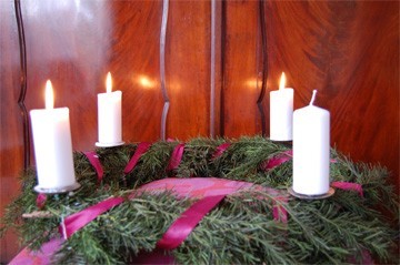 adventskrans 3 kaarsen brandend
