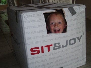 jongentje in doos, sit en joy