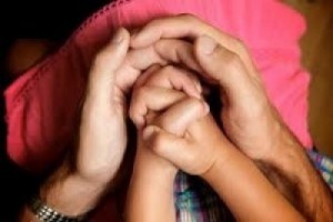 ouder-en-kind-biddende-handen