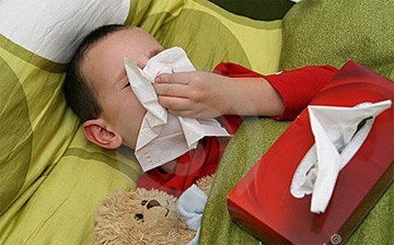 verkouden kind met tissues