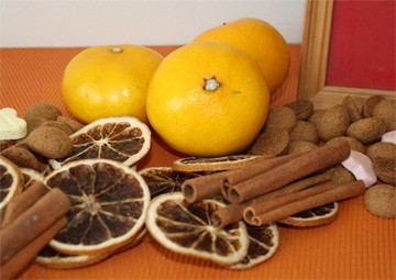 dertail kijktafel :mandarijntjes, kaneel, strooigoed, sinaasappelschijfjes