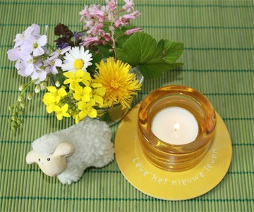 mini-lentekijktafeltje met gele onderzetter, bermbloemtjes en schaapje