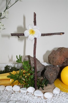 De weg van Jezus: kruis met bloem in hart, paasmorgen